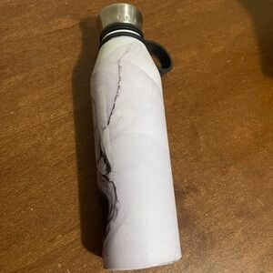 Marble print water bottle 
In white and black